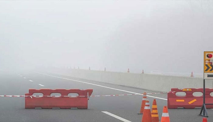لاہور کے مختلف علاقوں میں دھند، ٹریفک کی روانی متاثر