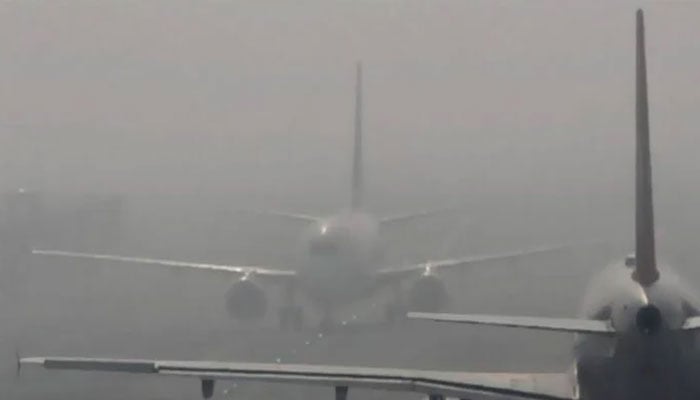 لاہور فلائٹ آپریشن 8 گھنٹے سے بند،  4 پروازیں اسلام آباد اتار لی گئیں