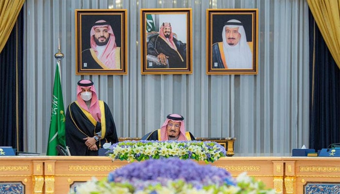 شاہ سلمان بن عبدالعزیز سعودی کابینہ کے اجلاس کی صدارت کرتے ہوئے(تصویر سوشل میڈیا)۔