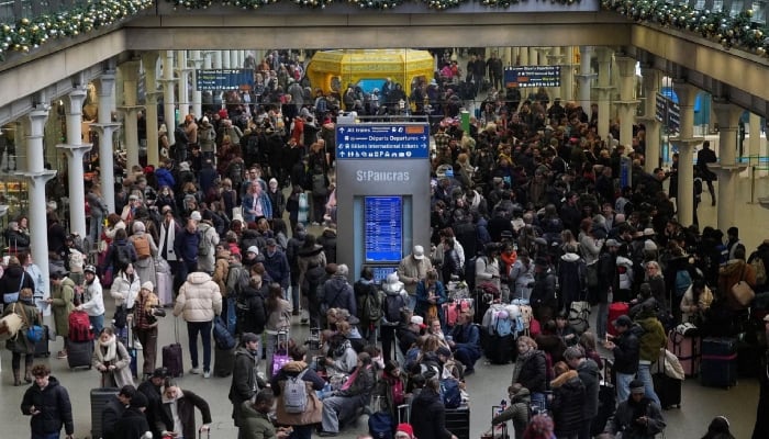 Eurostar halts Channel Tunnel services after power outage