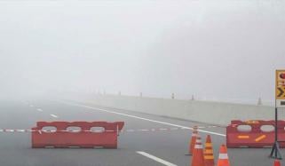 لاہور کے مختلف علاقوں میں دھند، ٹریفک کی روانی متاثر
