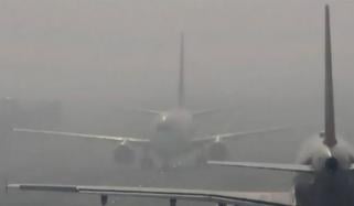 لاہور فلائٹ آپریشن 8 گھنٹے سے بند،  4 پروازیں اسلام آباد اتار لی گئیں