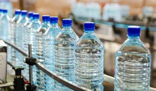 کیا پلاسٹک کی بوتل میں موجود پانی محفوظ ہے؟ نئی تحقیق میں چونکا دینے والے انکشافات 