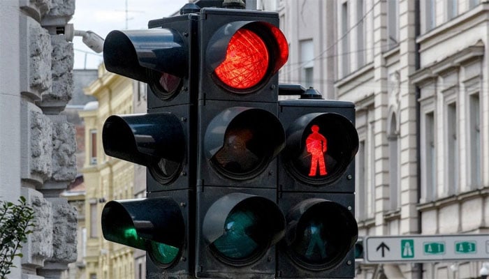 برطانیہ: 4 برس میں 1500 ڈرائیورز کو ایک سے زائد بار سرخ بتی عبور کرتے پکڑا گیا