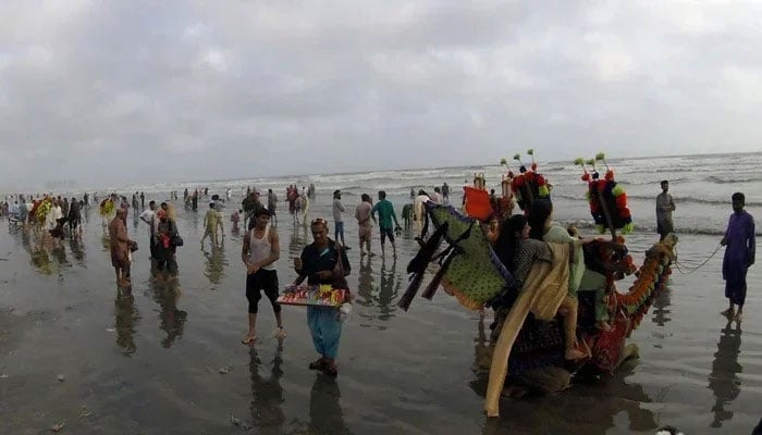 کراچی: سال نو پر سی ویو جانے والوں کیلئے ٹریفک پولیس کے انتظامات مکمل