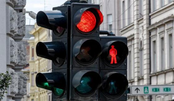 برطانیہ: 4 برس میں 1500 ڈرائیورز کو ایک سے زائد بار سرخ بتی عبور کرتے پکڑا گیا
