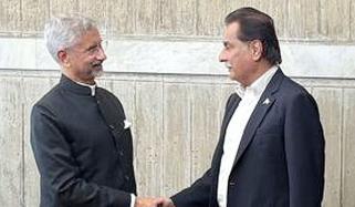  ڈھاکا میں ایاز صادق اور جے شنکر کی ملاقات، خوشگوار جملوں کا تبادلہ