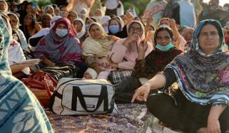 ڈی سی دادو اور پولیس کے توہین آمیز رویے پر لیڈی ہیلتھ ورکرز کا احتجاج