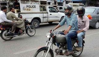 کراچی: موٹرسائیکل کی ڈبل سواری پر پابندی لگادی گئی 