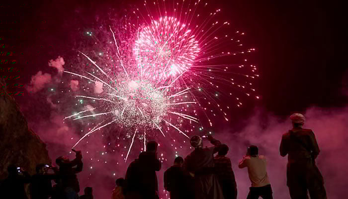 کراچی اور کوئٹہ میں میوزیکل نائٹ کا اہتمام، لاہور میں لبرٹی چوک اور کراچی میں گورنر ہاؤس میں شاندار آتش بازی کی گئی۔فوٹو: فائل