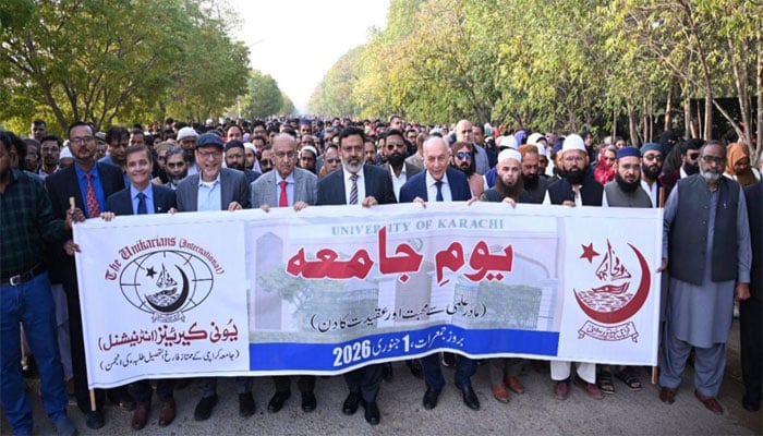 حفاظ کرام تلاوت قرآن پاک کرتے ہوئے جلوس کی شکل میں مرکزی جلسہ گاہ کی طرف جا رہے ہیں۔