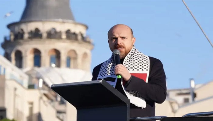 ترک رہنما  بلال اردوان مظاہرین سے خطاب کر رہے ہیں۔