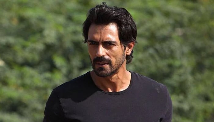 Arjun Rampal enjoys first walk, sunset of 2026 after engagement buzz