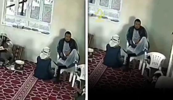 یمنی عالمِ دین دورانِ تدریسِ قرآن انتقال کر گئے، ویڈیو وائرل