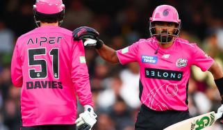 بگ بیش لیگ میں بابر اعظم کی میچ وننگ ففٹی، سڈنی سکسرز 6 وکٹوں سے کامیاب