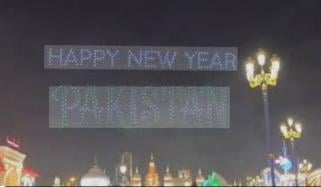 دبئی کے گلوبل ولیج میں آسمان پر 'پاکستان ہیپی نیو ایئر' 