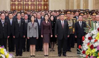 کم جونگ اُن کی بیٹی جو اَے کا سرکاری مقبرے کا پہلا عوامی دورہ