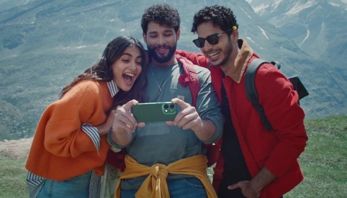 Siddhant Chaturvedi drops fun BTS with Ishaan Khatter, Pooja Hegde