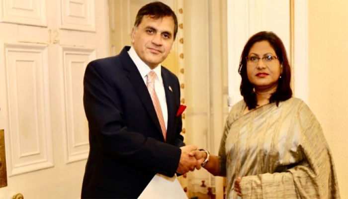 بنگلا دیشی ہائی کمشنر عابدہ اسلام  ڈاکٹر فیصل کا ہائی کمیشن میں استقبال کر رہی ہیں۔