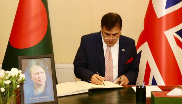 پاکستانی ہائی کمشنر ڈاکٹر محمد فیصل بنگل دیش ہائی کمیشن میں مہمانوں کی کتاب میں اپنے تاثرات قلمبند کرتے ہوئے۔