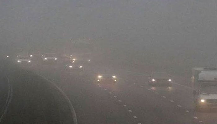 ملک کے مختلف علاقے شدید دھند کی لپیٹ میں