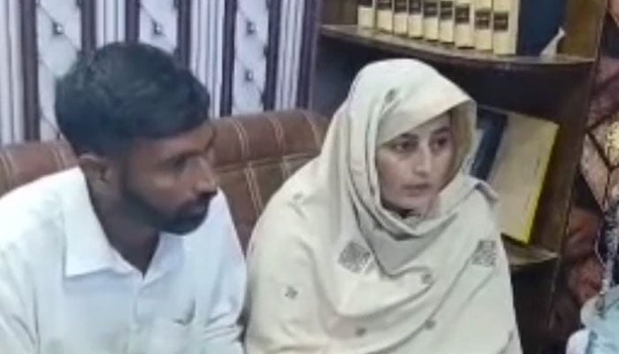 پاکستانی لڑکے سے پسند کی شادی کرنے والی بھارتی خاتون کو واہگہ بارڈر پہنچا دیا گیا