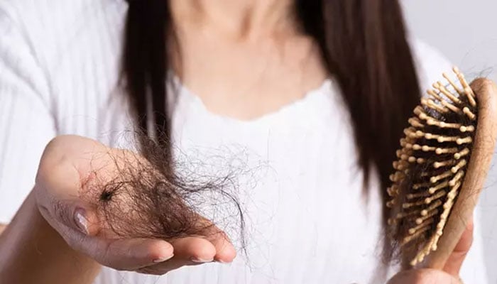 بالوں کا جھڑنا نہیں رک رہا تو یہ غذائیں ترک کردیں