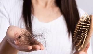 بالوں کا جھڑنا نہیں رک رہا تو یہ غذائیں ترک کردیں