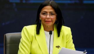 ایک اور امریکی حملے کی دھمکی کے بعد وینزویلا کی عبوری صدر نے ہتھیار ڈال دیے