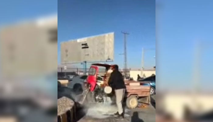 کوئٹہ میں ڈرائیور نے اپنے رکشے کو آگ لگا دی