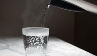 صبح سویرے گرم پانی پینے کے حیرت انگیز فوائد