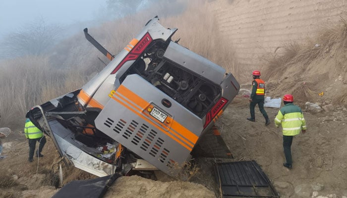 چکوال: مسافر بس کھائی میں گرنے سے 5 افراد جاں بحق