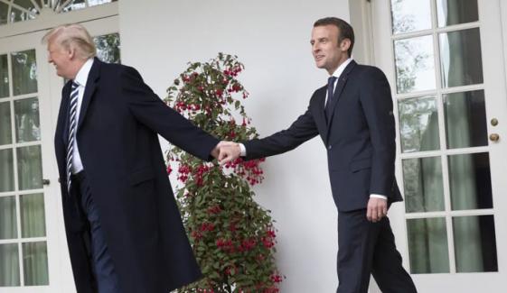 ڈونلڈ ٹرمپ نے سب کے سامنے فرانسیسی صدر کا مذاق اڑادیا