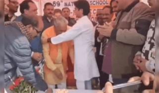 73 سالہ بزرگ سیاستدان کی نوجوان لیڈر کے پیر چھونے کی ویڈیو پر تنقید 