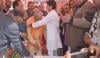 73 سالہ بزرگ سیاستدان کی نوجوان لیڈر کے پیر چھونے کی ویڈیو پر تنقید 
