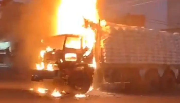 کراچی:ایف بی ایریا میں ٹریلر کی آگ بجھادی گئی