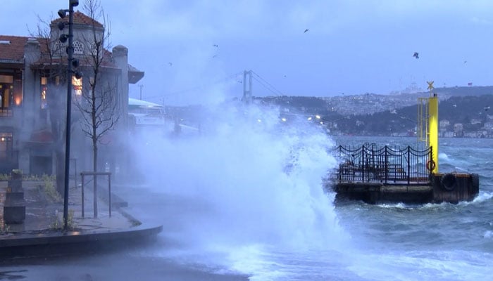 استنبول میں سمندری طوفان، بارش اور برف باری