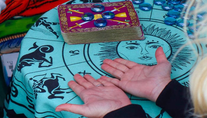 جعلی نجومی نے پیشگوئی سچ ثابت کرنے کیلئے لڑکی کا آئی فون چرا لیا