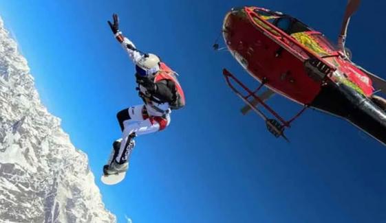 خاتون کی 20 ہزار فٹ سے ہیلی کاپٹر جمپ، نیا عالمی ریکارڈ قائم