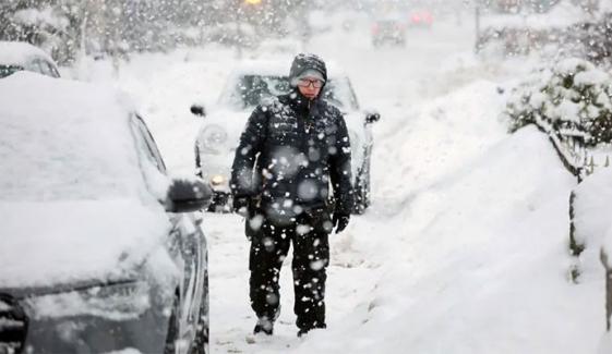 برطانیہ: 8 انچ تک شدید برفباری اور سرد موسم کی پیشگوئی، سیکڑوں تعلیمی ادارے بند