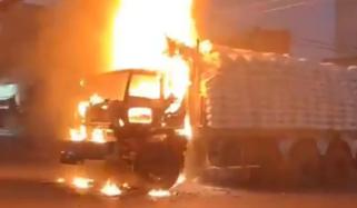 کراچی:ایف بی ایریا میں ٹریلر میں آگ لگ گئی