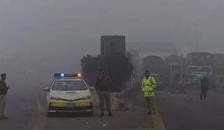 ملک کے بیشتر علاقوں میں دھند، ٹریفک کی روانی متاثر
