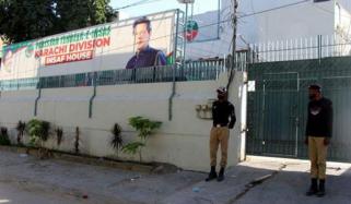 کراچی: پولیس نے انصاف ہاؤس کے باہر لگائے گئے ٹینٹ ہٹا دیے