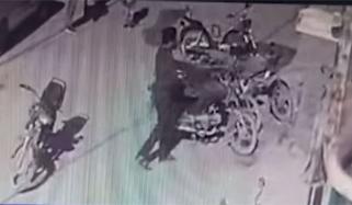 کراچی: شادمان ٹاؤن میں پولیس افسر نے فائرنگ کرکے بیوی کو قتل کردیا، سی سی ٹی وی سامنے آگئی 