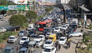 کراچی: شہر بھر میں ٹریفک جام، گاڑیوں کی لائنیں لگ گئی 