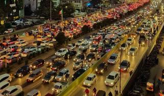 کراچی: شہر بھر میں ٹریفک جام، گاڑیوں کی لائنیں لگ گئیں 