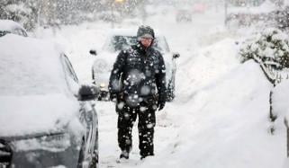برطانیہ: 8 انچ تک شدید برفباری اور سرد موسم کی پیشگوئی، سیکڑوں تعلیمی ادارے بند