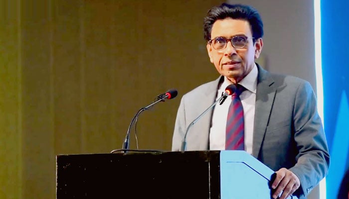 لڑکیاں تعلیم میں بہت آگے ہیں لیکن 80 فیصد کو گھر بٹھا دیا جاتا ہے، خالد مقبول صدیقی - فوٹو: اسکرین گریب