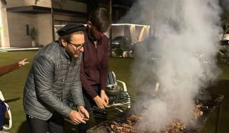 سسر اور داماد کی بار بی کیو پارٹی، تصاویر وائرل