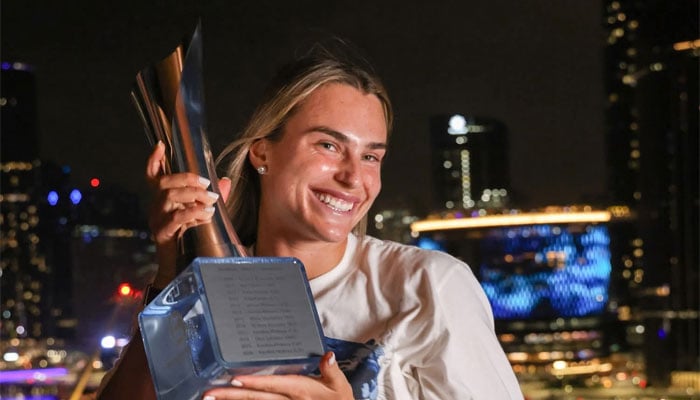 ارینا سبالنکا کا برسبین اوپن کی ٹرافی کے ساتھ فوٹو سیشن